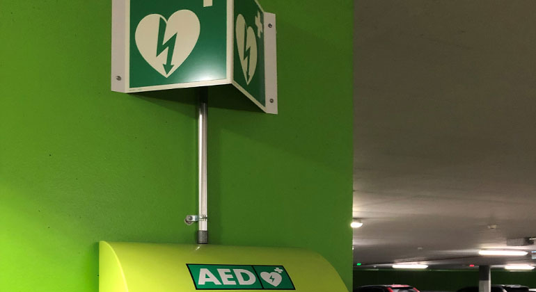 Wie weiss ich, wo ich einen Defibrillator finden kann?